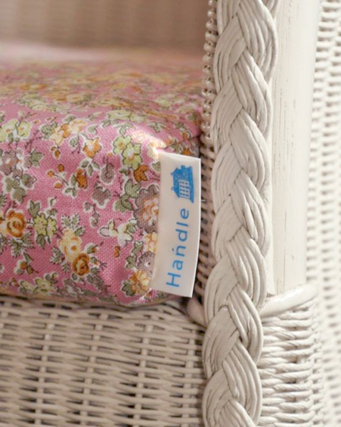 Handleオリジナル アンティーク風 ロイドルームの椅子、8色から選べるHandleオリジナルのロイドルームソファ。Handleオリジナルのタグクッションには、Handleのオリジナルタグ付き。(hol-07)