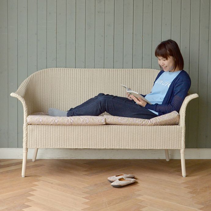 Handleオリジナル アンティーク風 ロイドルームの椅子、8色から選べるHandleオリジナルのロイドルームソファ。1人だと足を伸ばして・・・自分だけの時間を楽しむ時は、足を伸ばしたり、あぐらをかいたり・・・一番ラクな体勢でくつろいでください。(hol-07)