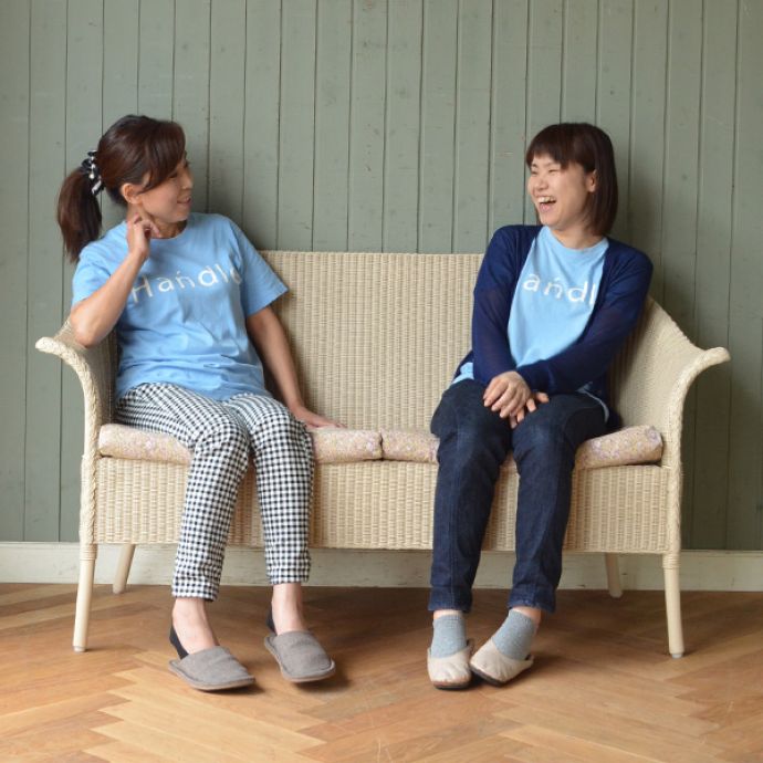 Handleオリジナル アンティーク風 ロイドルームの椅子、8色から選べるHandleオリジナルのロイドルームソファ。2人で座ると・・・オトナ2人で座ってもゆったりサイズ。(hol-07)