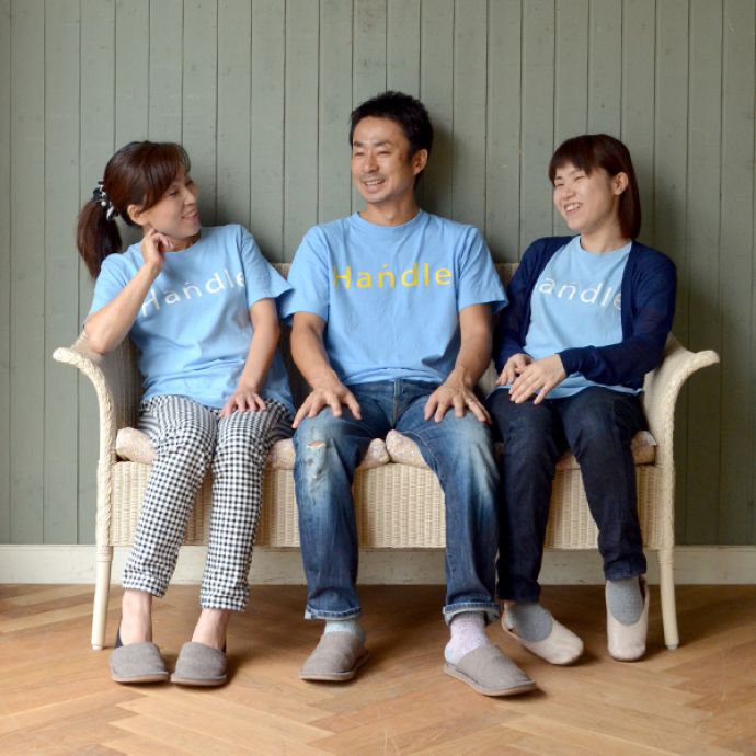 Handleオリジナル アンティーク風 ロイドルームの椅子、8色から選べるHandleオリジナルのロイドルームソファ。3人座ると・・・オトナが3人座るとこんな感じです。(hol-07)