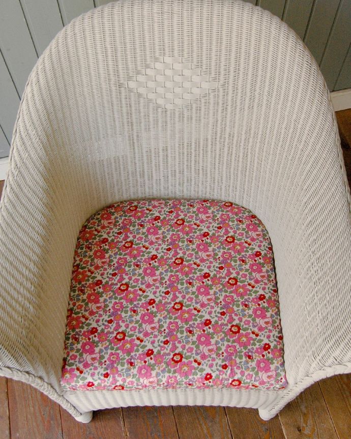 Handleオリジナル　アンティーク風　ロイドルームの椅子、8色から選べるHandleオリジナルのロイドルームチェア(Dessert)。LIBERTYプリントのクッション付きHandleのオリジナルロイドルームチェアには、同じくイギリス生まれのLIBERTYプリントのクッションが付いてきます。(hol-04)