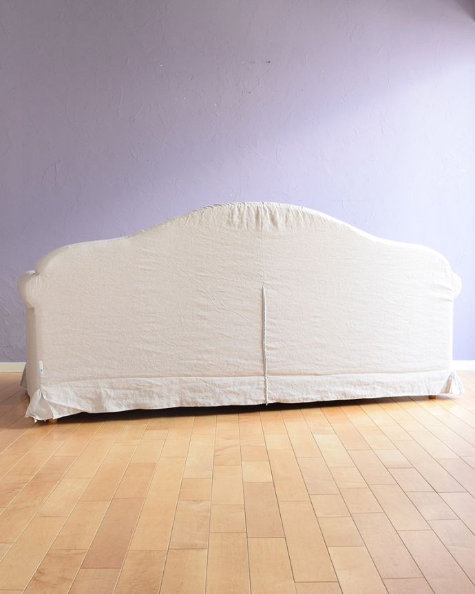 リネンのおしゃれなソファの後ろ姿