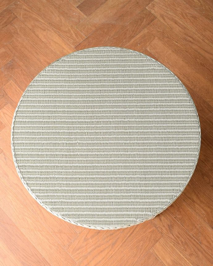 Handleオリジナル　アンティーク風　ロイドルームのサイドテーブル、8色から選べるHandleオリジナルのロイドルーム。天板を上から見ると･･･丸形のテーブルに、たっぷりいろんなものを乗せて使えます。(hol-06)