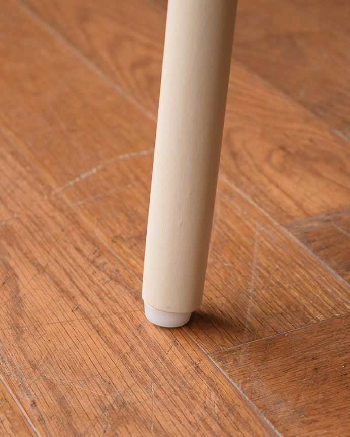 Handleオリジナル　アンティーク風　ロイドルームのサイドテーブル、8色から選べるHandleオリジナルのロイドルーム。持ち上げなくても移動できます！Handleでは脚の裏にフェルトキーパーをお付けしていますので、床を滑らせれば移動が簡単です。(hol-06)