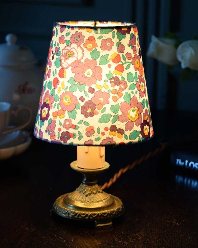 リバティのシェードが可愛いテーブルランプ