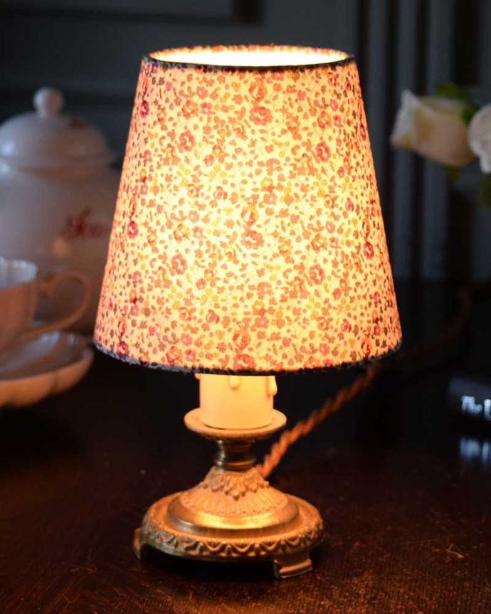 リバティのシェードが可愛いテーブルランプ