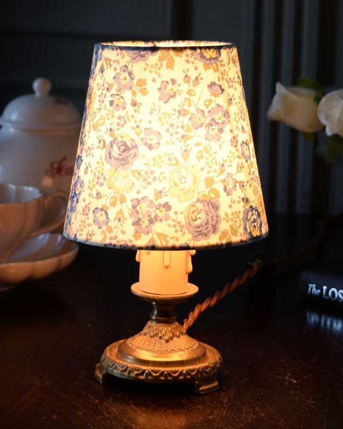 リバティのシェードが可愛いテーブルランプ