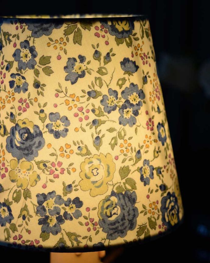 お花柄の布シェード