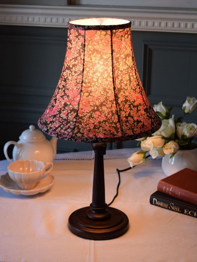 リバティプリントが可愛いテーブルランプ