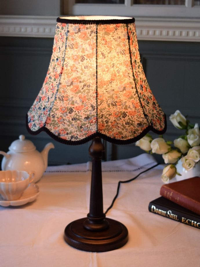 リバティプリントが可愛いテーブルランプ