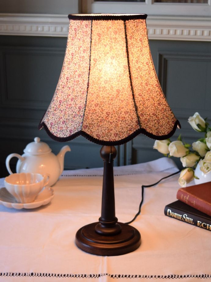 リバティプリントが可愛いテーブルランプ