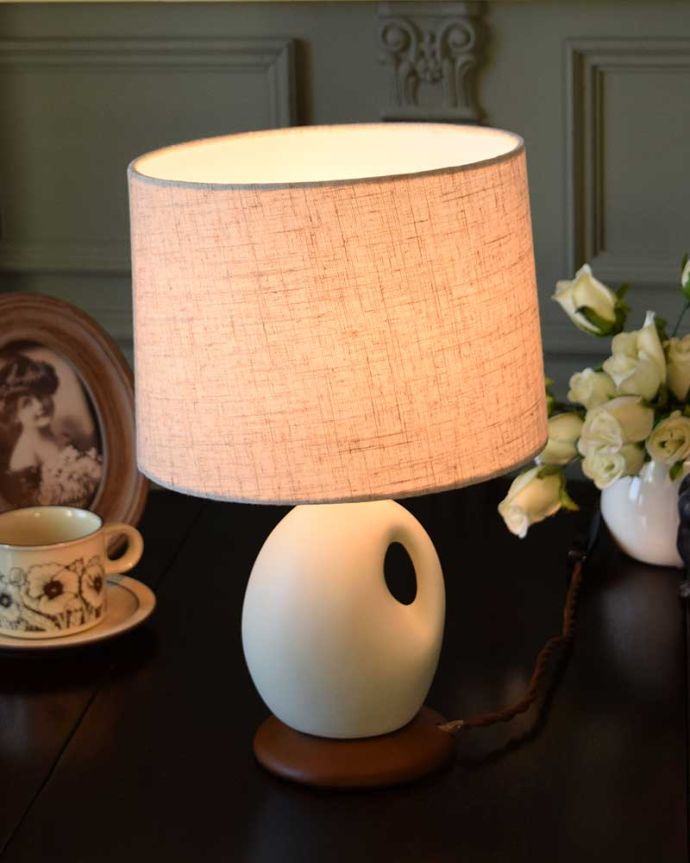 アンティーク風のテーブルランプ