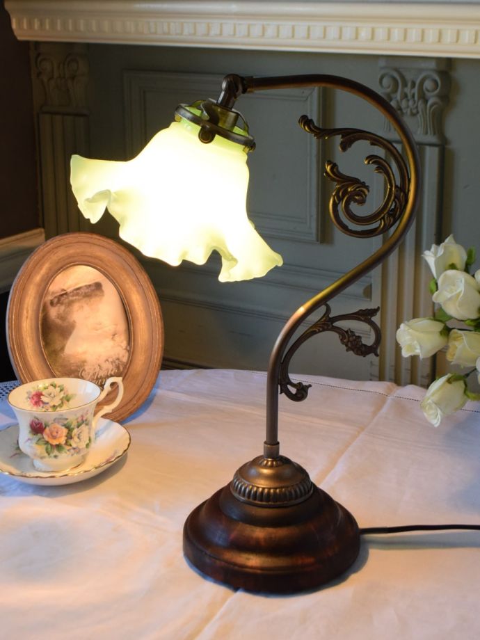 アンティーク風のおしゃれなテーブルランプ