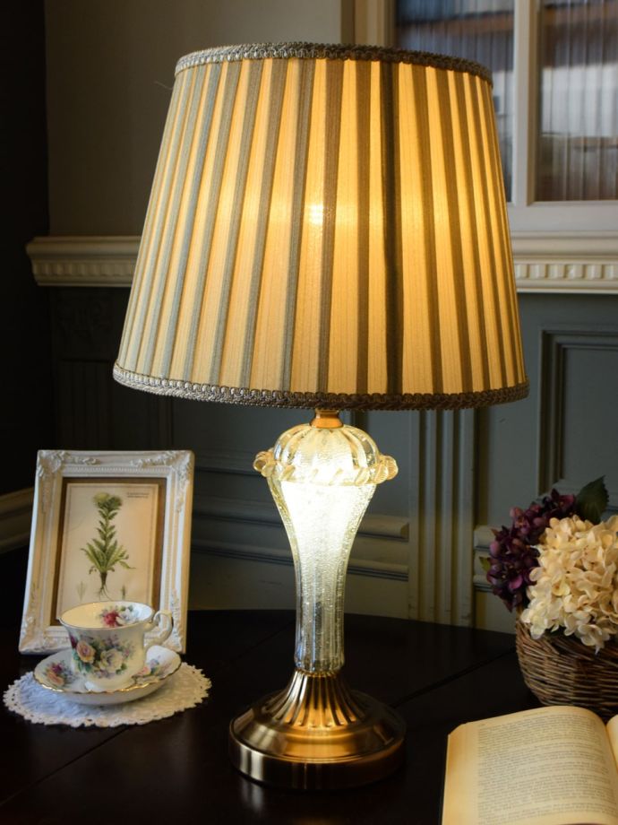 アンティーク風のおしゃれなテーブルランプ