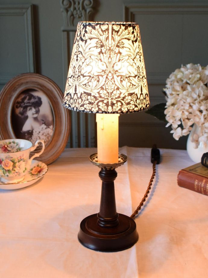 アンティーク風のテーブルランプ