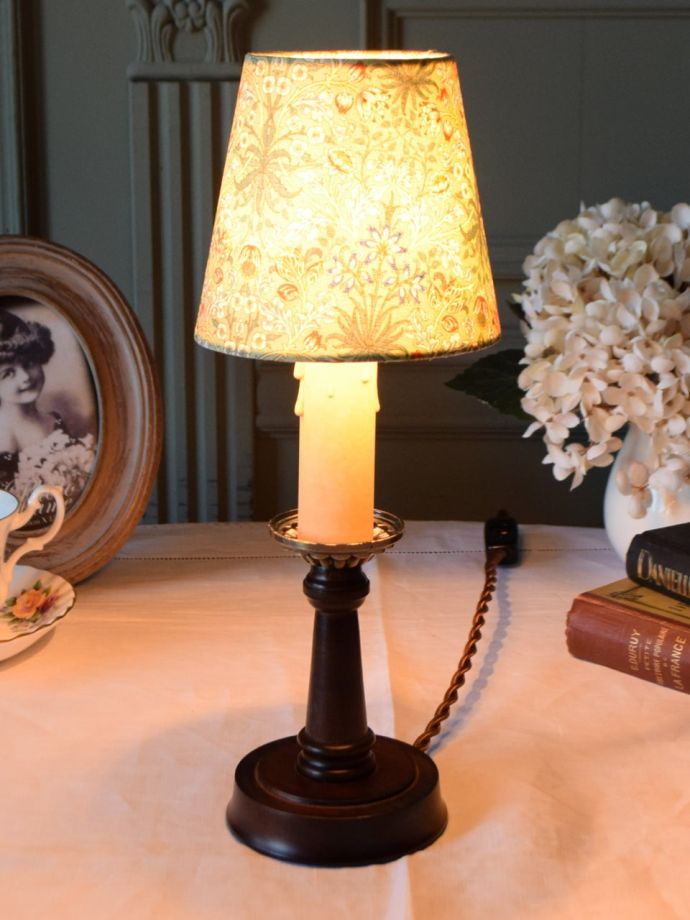 アンティーク風のテーブルランプ