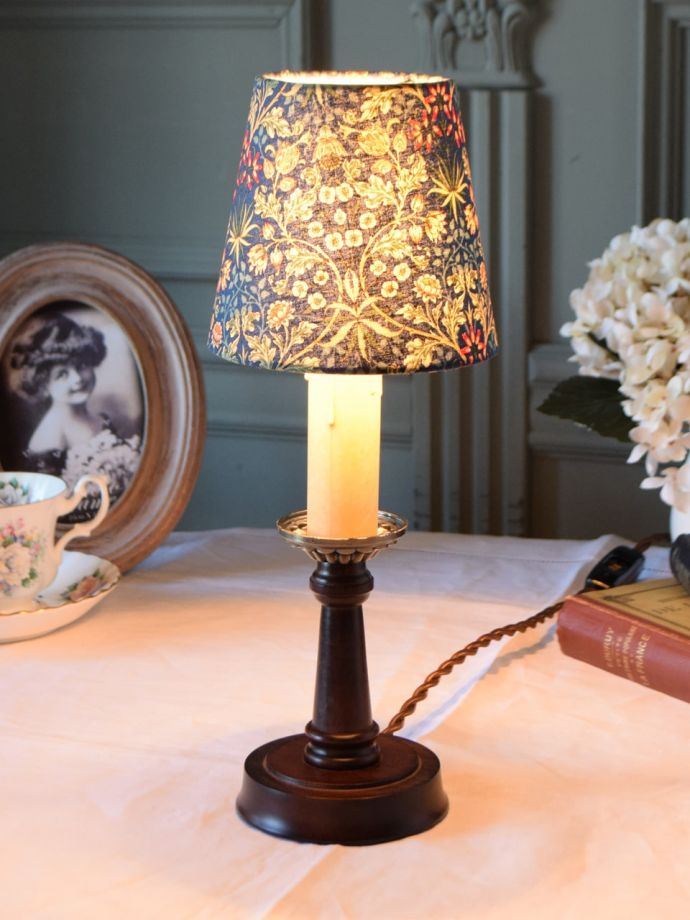 アンティーク風のテーブルランプ