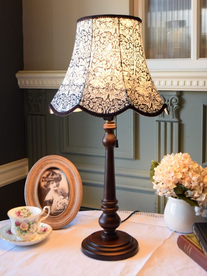 アンティーク風のテーブルランプ