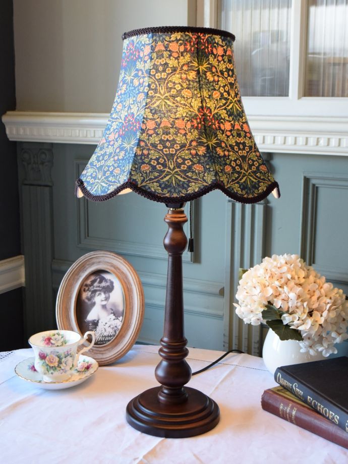 アンティーク風のテーブルランプ