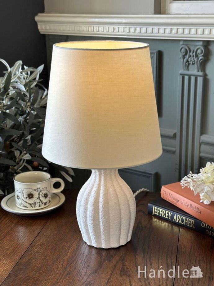 アンティーク風のテーブルランプ