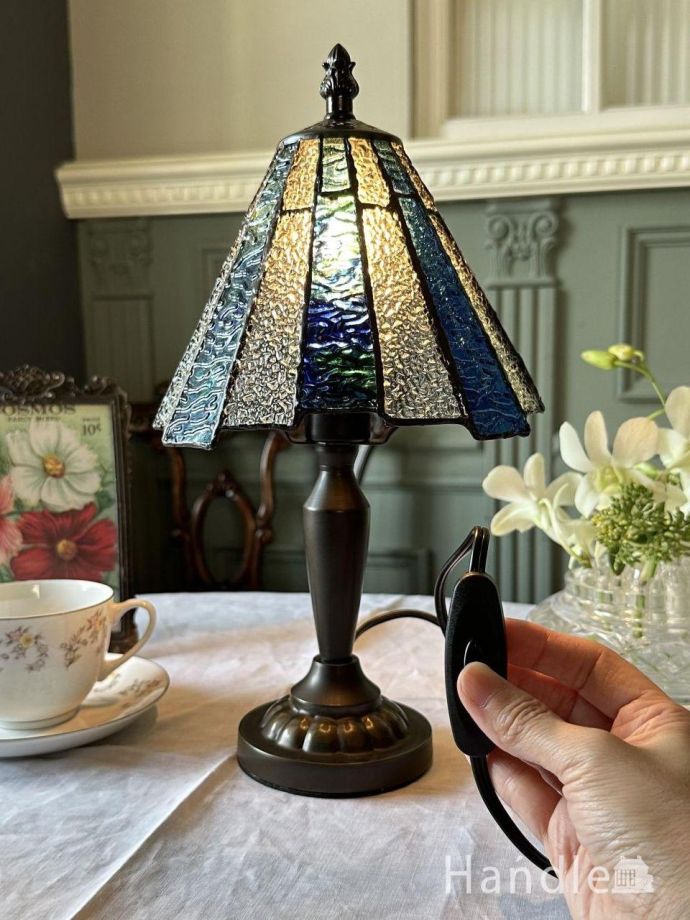 アールデコ調のステンドグラスのシェード、アンティーク調のおしゃれな