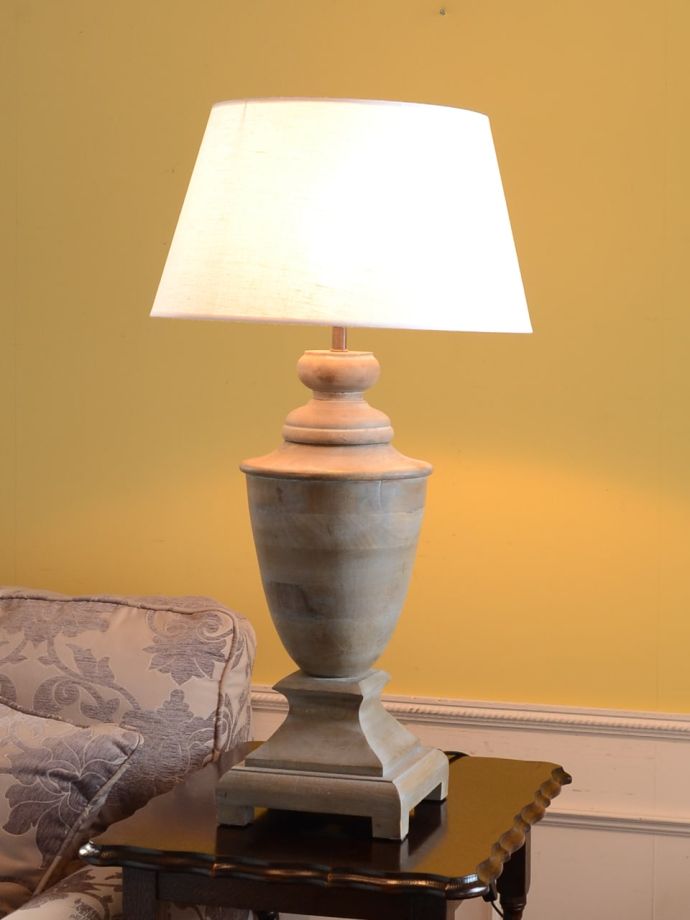 フランスのおしゃれなテーブルランプ