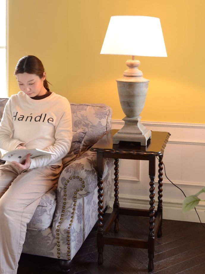 テーブルランプの優しい灯り