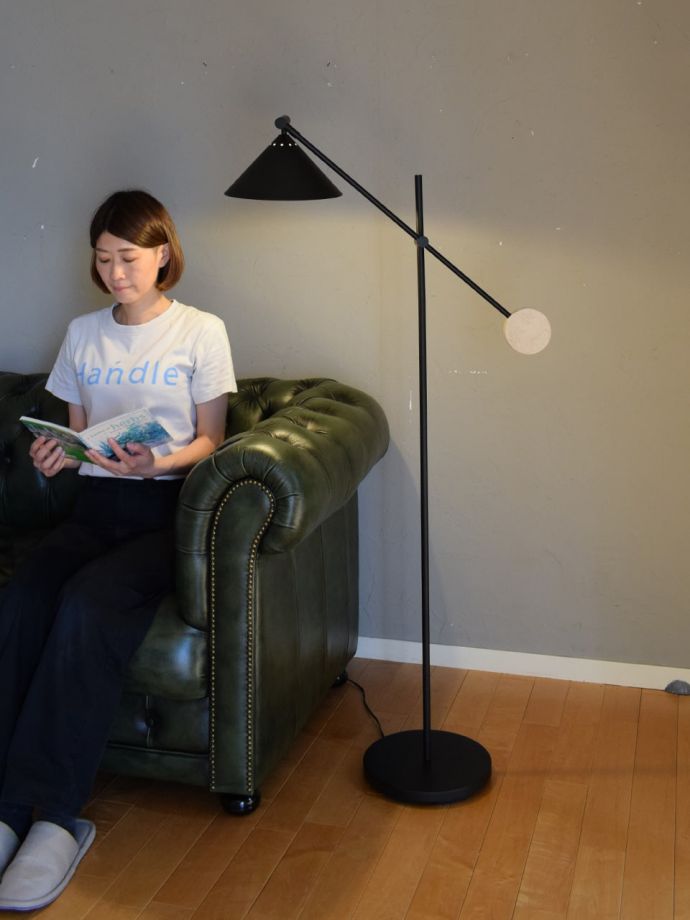 おしゃれなフロアランプと過ごす時間