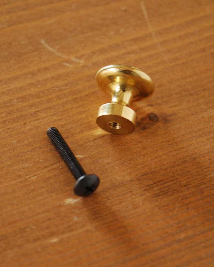 取っ手・ハンドル　住宅用パーツ　毎日使う取っ手をオシャレに･･･キラッと輝く真鍮製の取っ手（S）。取り付けもカンタン後ろからビスで留めるだけで、誰でも簡単に交換出来ます。(u-501-v)