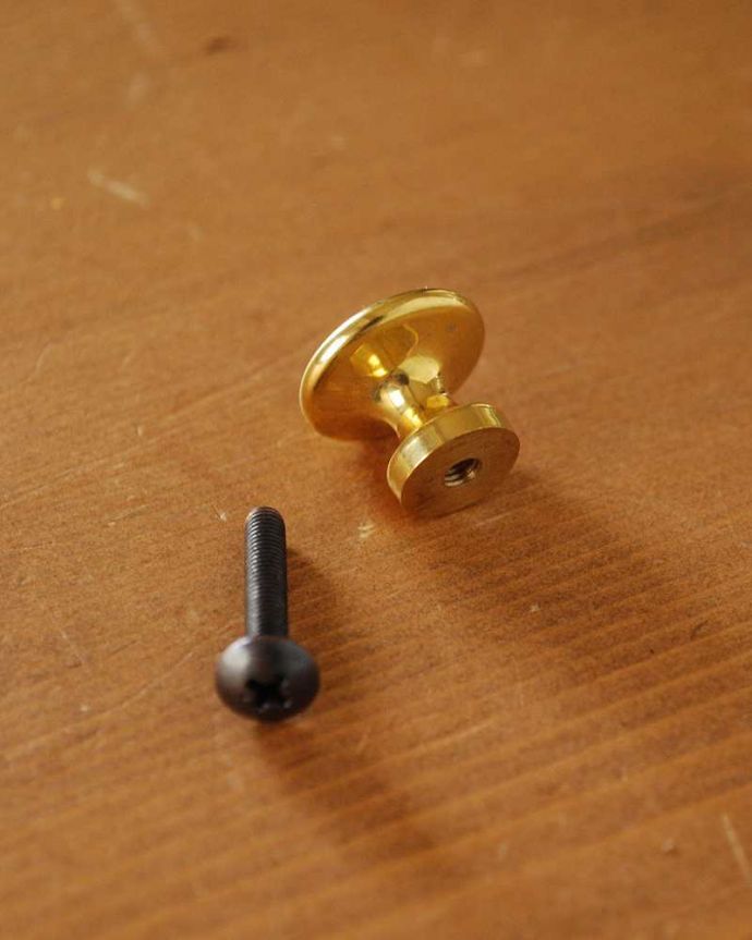 取っ手・ハンドル　住宅用パーツ　毎日使う取っ手をオシャレに･･･キラッと輝く真鍮製の取っ手（M）。取り付けもカンタン後ろからビスで留めるだけで、誰でも簡単に交換出来ます。(u-502-v)