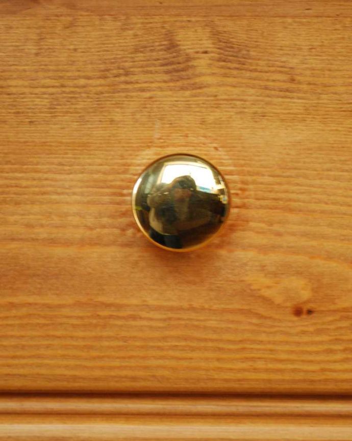 取っ手・ハンドル　住宅用パーツ　毎日使う取っ手をオシャレに･･･キラッと輝く真鍮製の取っ手（L）。キラッと輝く真鍮の取っ手高級感が漂うゴールド色の真鍮製の取っ手。(u-503-v)