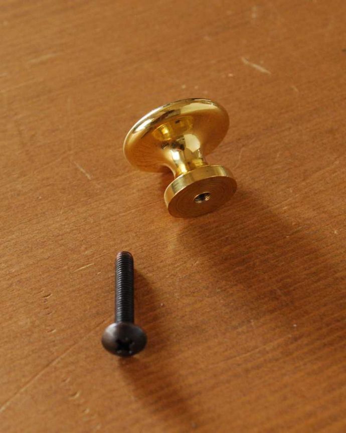 取っ手・ハンドル　住宅用パーツ　毎日使う取っ手をオシャレに･･･キラッと輝く真鍮製の取っ手（L）。取り付けもカンタン後ろからビスで留めるだけで、誰でも簡単に交換出来ます。(u-503-v)