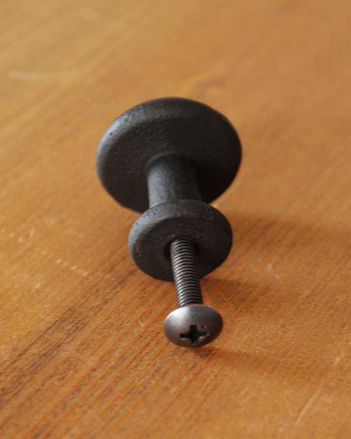 取っ手・ハンドル　住宅用パーツ　真鍮を黒く染めた取っ手、つまみ（ブラックブラス・S）。裏側はこんな感じです取り付けもカンタンです。(u-504-v)