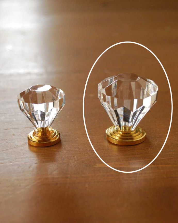 取っ手・ハンドル　住宅用パーツ　日使う持ち手をちょっとおしゃれに･･･真鍮×アクリルノブ（Ｍ）。Mサイズです同じ形で2種類の大きさがあります。(u-507-r)