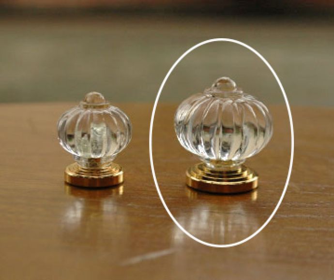 取っ手・ハンドル　住宅用パーツ　お花のようなアクリル取っ手（M）。Mサイズです同じ形でサイズが２種類あります。(u-509-r)