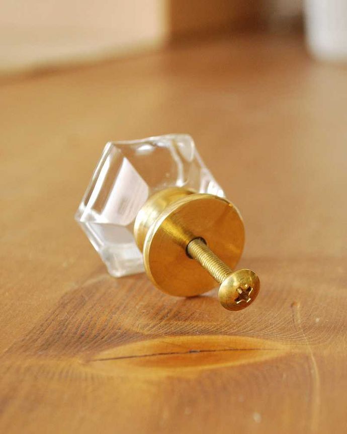 取っ手・ハンドル　住宅用パーツ　真鍮×ガラスのきらきら輝く取っ手（六角形M）。取り付けもカンタン※ビスもセットでお届けします。(u-512-v)