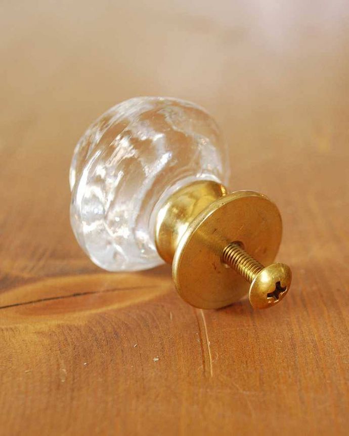 取っ手・ハンドル　住宅用パーツ　キッチン取っ手にもオススメ、引き出しの真鍮とガラスの取っ手（ローズ）。取り付けもカンタン後ろからビスで留めるだけで、誰でも簡単に交換出来ます。(u-520-v)