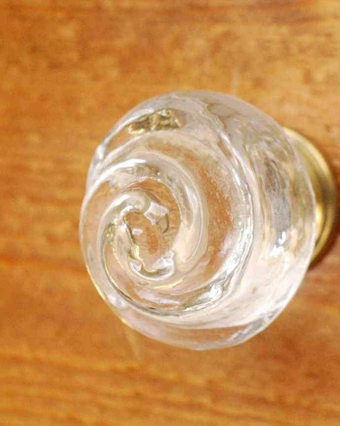 取っ手・ハンドル　住宅用パーツ　キッチン取っ手にもオススメ、引き出しの真鍮とガラスの取っ手（ローズ）。キラッと輝くハートの形女子力が高いバラの形をした取っ手。(u-520-v)