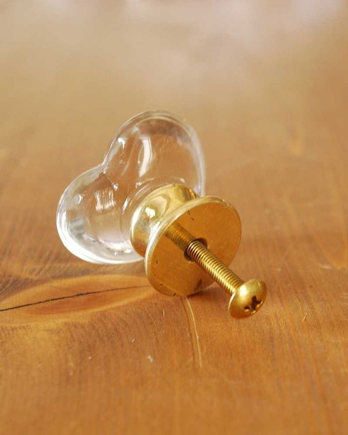 取っ手・ハンドル　住宅用パーツ　毎日使う持ち手をちょっとおしゃれに、きらきら輝くガラスノブ（ハート）。取り付けもカンタン後ろからビスで留めるだけで、誰でも簡単に交換出来ます。(u-521-v)