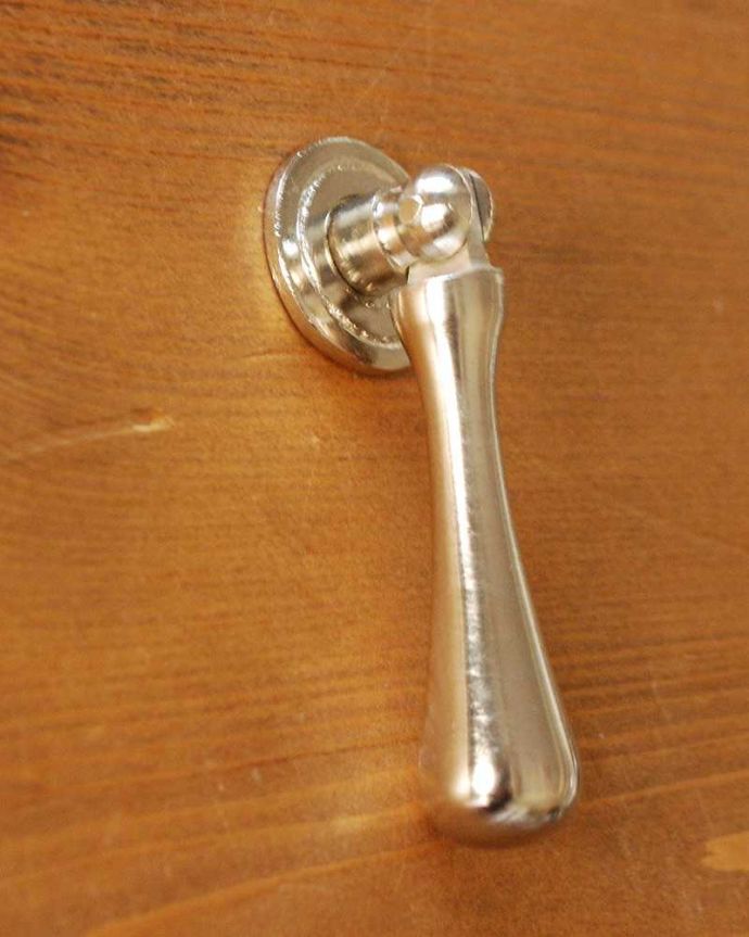 取っ手・ハンドル 住宅用パーツ アンティーク風に仕上げた真鍮の取っ手、お洒落なドロップ形のノブ。横から見ると・・・まるでアクセサリーのようなドロップ型がオシャレなアンティーク風の取っ手です。(u-530)