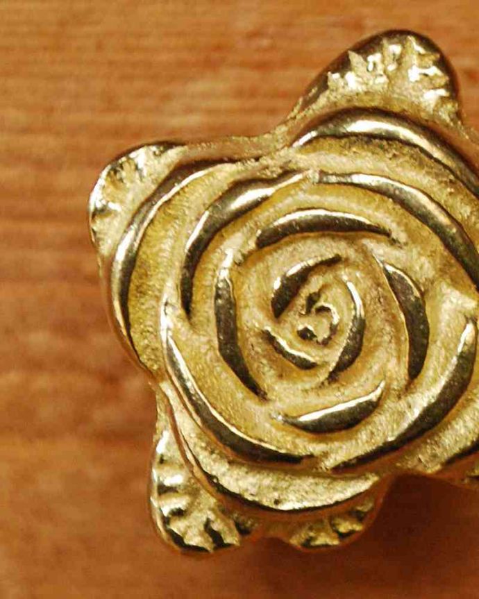 取っ手・ハンドル　住宅用パーツ　毎日使う持ち手をちょっとおしゃれに･･･真鍮製の取っ手（ローズ）。遊び心あふれるオシャレなデザインパッと目を惹く可愛いデザイン。(u-532)