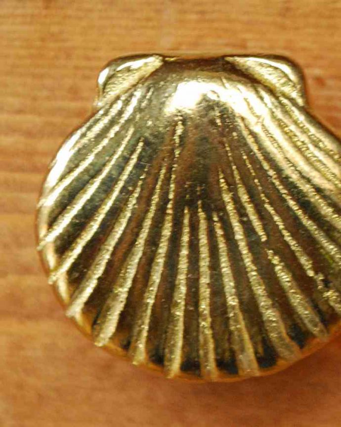 取っ手・ハンドル　住宅用パーツ　毎日使う持ち手をちょっとおしゃれに･･･真鍮製の取っ手（シェル）。遊び心あふれるオシャレなデザインパッと目を惹く可愛いデザイン。(u-535)