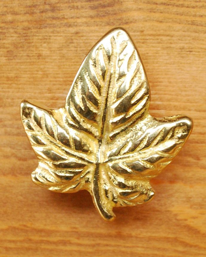 取っ手・ハンドル　住宅用パーツ　毎日使う持ち手をちょっとおしゃれに･･･真鍮製の取っ手（メープルリーフ）。遊び心あふれるオシャレなデザインパッと目を惹く可愛いデザイン。(u-531)