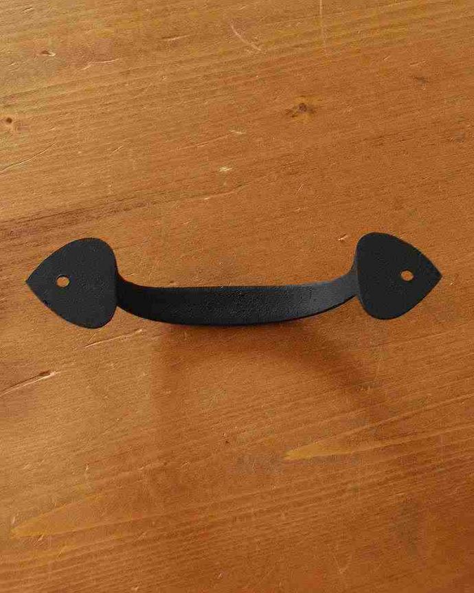 取っ手・ハンドル　住宅用パーツ　家具やキッチンにオススメ、ナチュラルな雰囲気が素敵な黒ハンドルの取っ手 （ブラックブラス・Ｍ）。裏側はこんな感じですビスで2箇所留めるだけで使えます。(u-604-v)