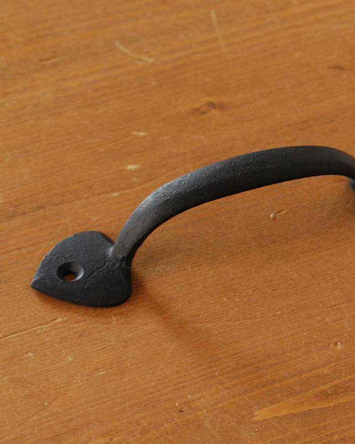 取っ手・ハンドル　住宅用パーツ　家具やキッチンにオススメ、ナチュラルな雰囲気が素敵な黒ハンドルの取っ手 （ブラックブラス・Ｍ）。重厚感漂うアンティーク風の取っ手ハンドルタイプが握りやすい、真鍮を黒染め加工したオシャレなデザインの取っ手。(u-604-v)