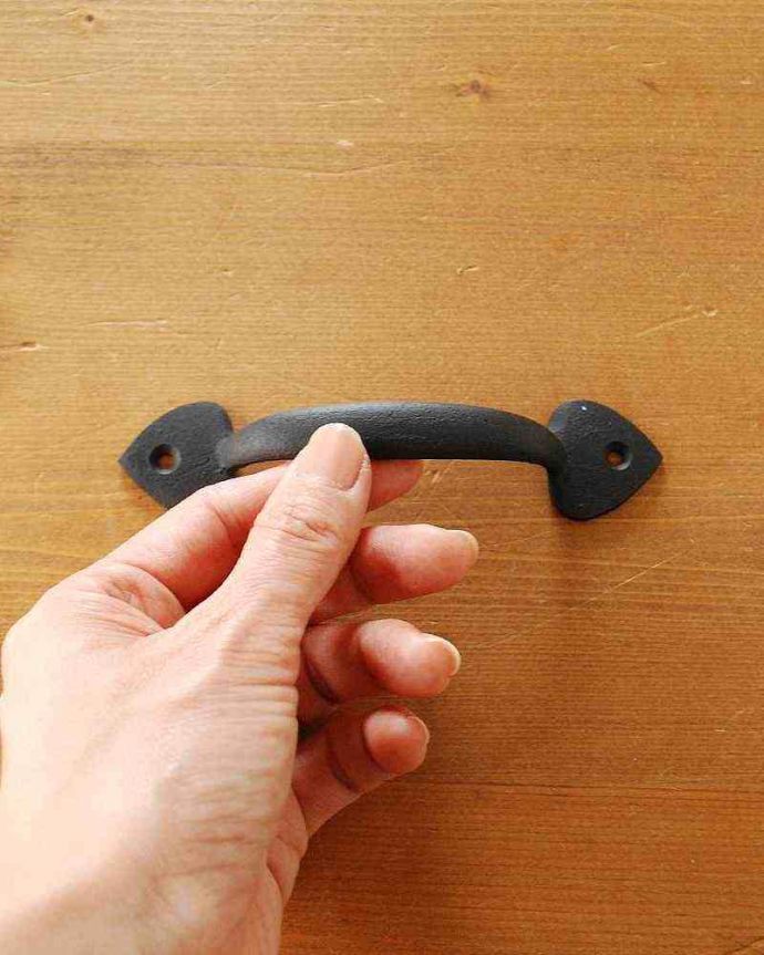 取っ手・ハンドル　住宅用パーツ　家具やキッチンにオススメ、ナチュラルな雰囲気が素敵な黒ハンドルの取っ手 （ブラックブラス・Ｍ）。大きさはコレくらいです持ちやすいサイズの取っ手です。(u-604-v)