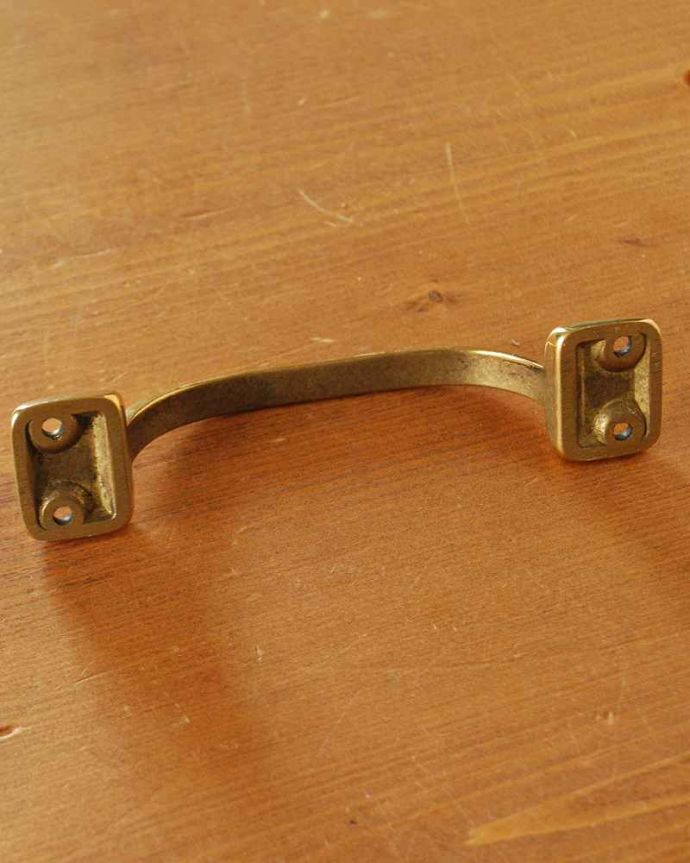 取っ手・ハンドル 住宅用パーツ 毎日使う取っ手をオシャレに・・・キラッと輝く真鍮製のハンドル取っ手(ビスセット)。取り付けもカンタンビスも一緒にお届けします。(u-605-r)