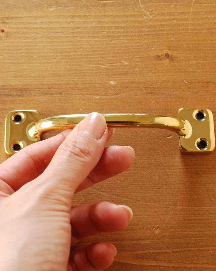 取っ手・ハンドル 住宅用パーツ 毎日使う取っ手をオシャレに・・・キラッと輝く真鍮製のハンドル取っ手(ビスセット)。大きさはコレくらいです。(u-605-r)