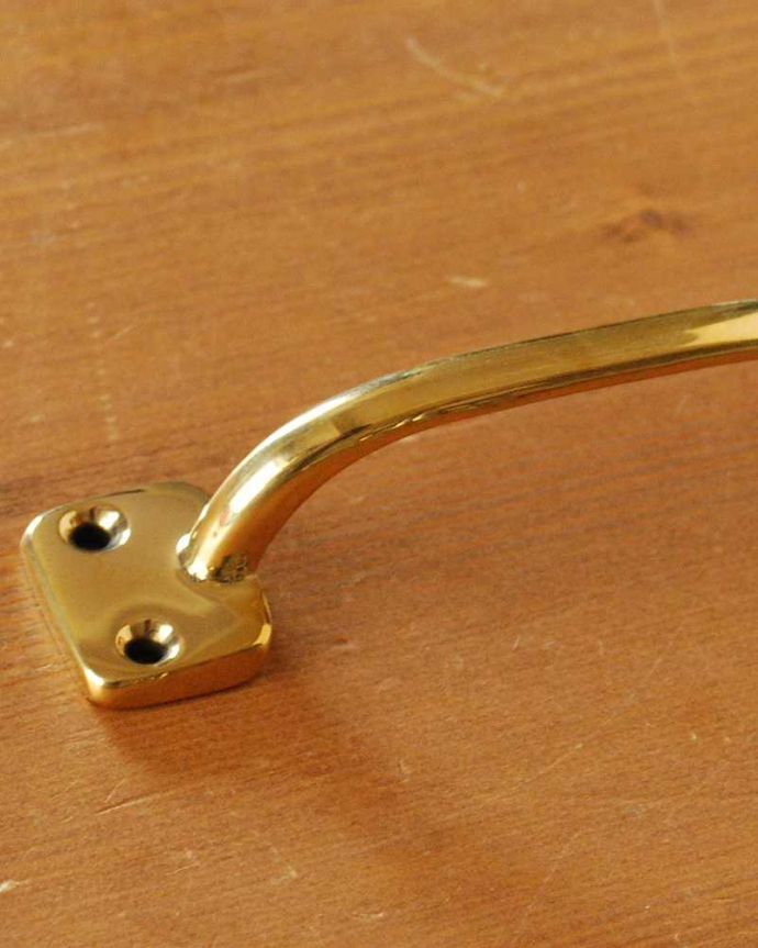 取っ手・ハンドル 住宅用パーツ 毎日使う取っ手をオシャレに・・・キラッと輝く真鍮製のハンドル取っ手(ビスセット)。キラッと輝く真鍮の取っ手高級感が漂うゴールド色の真鍮製の取っ手。(u-605-r)