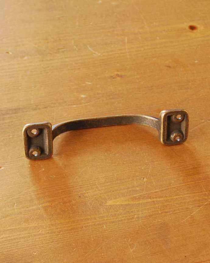 取っ手・ハンドル　住宅用パーツ　真鍮製アンティーク風取っ手ハンドル、女性でも気軽に出来るDIY。裏側はこんな感じですビスで4箇所留めるだけで使えます。(u-606-r)